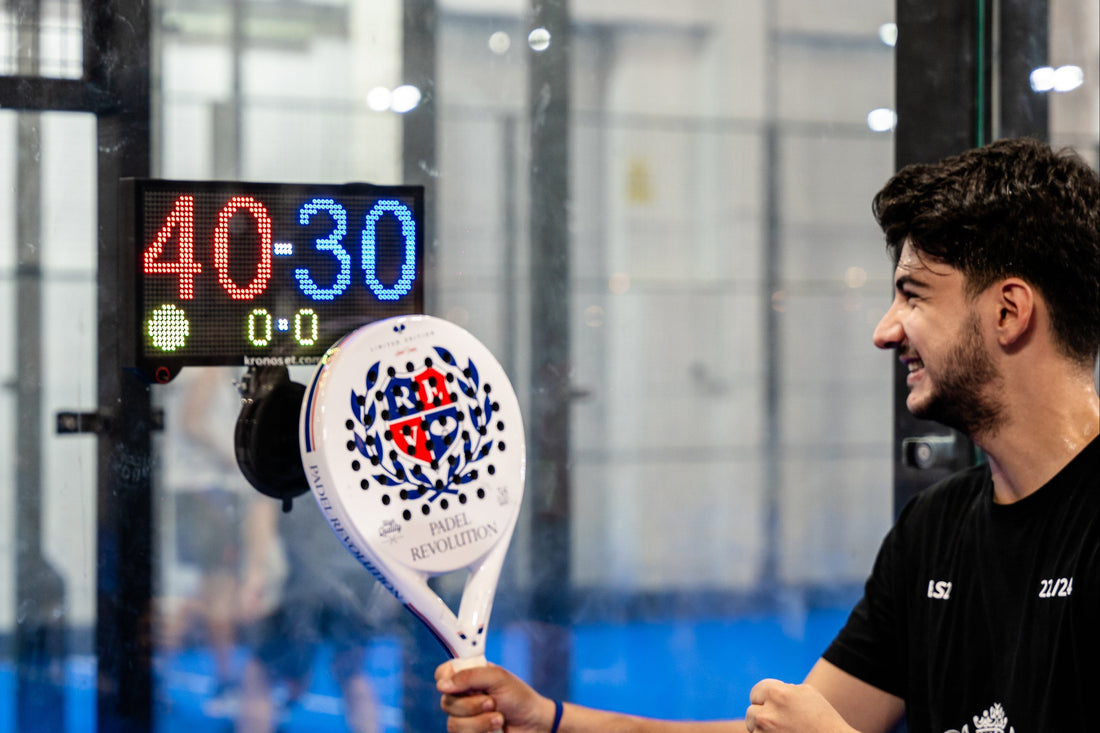 Jugador de pádel junto al marcador Kronoset marcando 40-30 en pista
