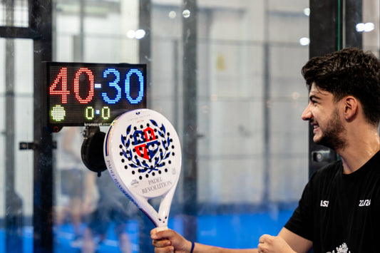 Jugador de pádel junto al marcador Kronoset marcando 40-30 en pista