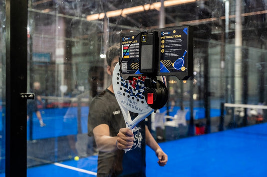 Jugadores en un club de pádel usando el marcador digital Kronoset
