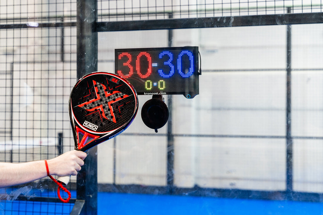 Jugador sumando un punto acercando la pala al sensor del marcador Kronoset