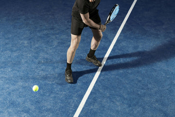 Un jugador golpea de revés en una pista de pádel azul (2022). Foto: Vincenzo Morelli vía Unsplash, licencia Unsplash