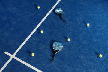 Dos palas y pelotas de pádel sobre una pista azul, en Nápoles (2022). Foto: Vincenzo Morelli vía Unsplash, licencia Unsplash