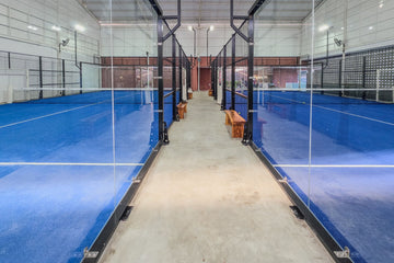 Pistas de pádel cubiertas con césped azul y cristal dentro de una nave (2026). Foto: N Sopyan vía Pexels, licencia Pexels