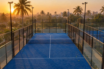 Pistas de pádel al aire libre al atardecer, entre palmeras, en una ciudad cálida. Imagen ilustrativa generada con IA; no es una foto del hecho.